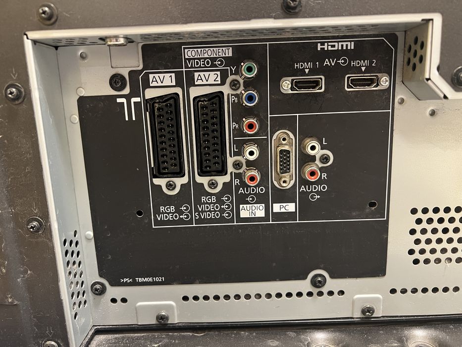 Неработещи плазмени телевизори Panasonic TH-50PY70P, за части и сцени.