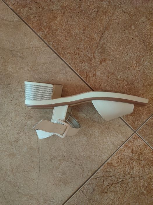 Бели летни сандали