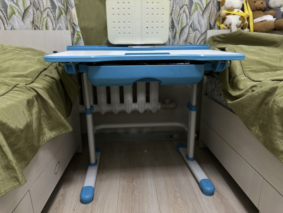 Парта детская, стол и стульчик