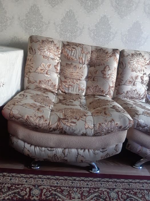 Продам диван с двумя креслами
