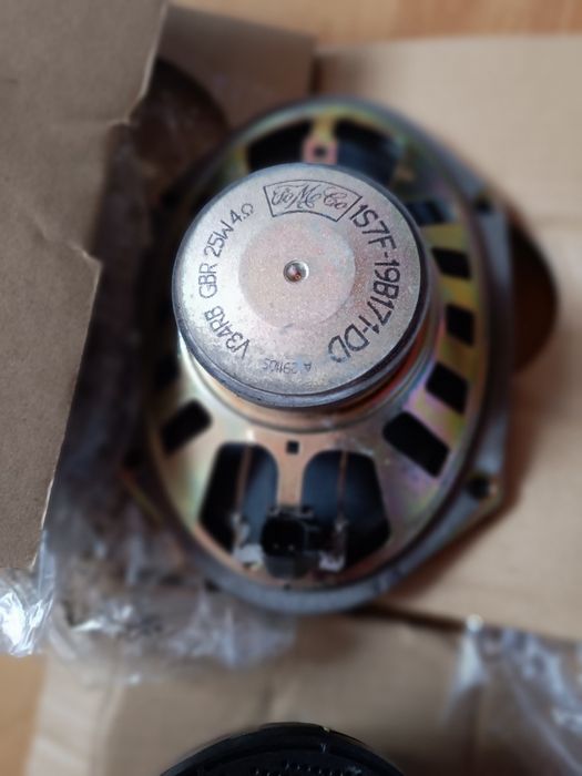 Vând 4 boxe / difuzoare auto , forma ovală, sunt noi.