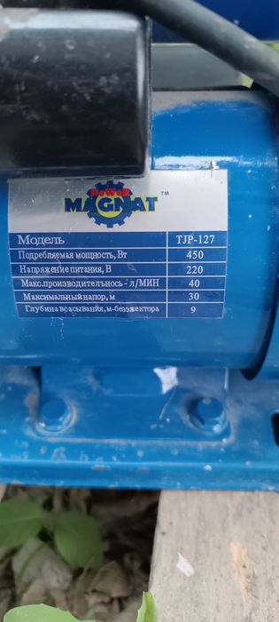 Водяные насосы разной марки.