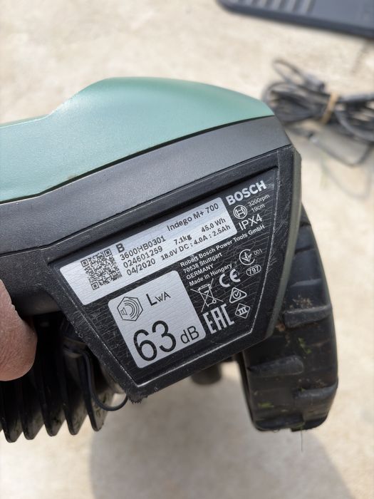 Robot gazon Bosch M+ 700 statie defecta