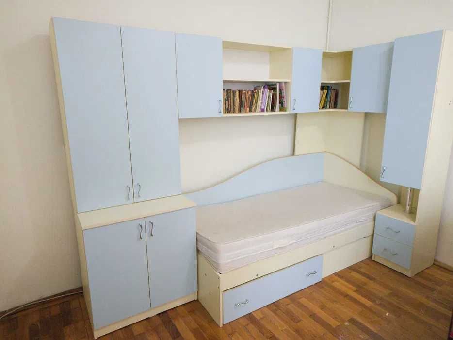 Dormitor tineret, bleu cu alb, cu pat, saltea cu arcuri, huse si birou. Stare excelenta