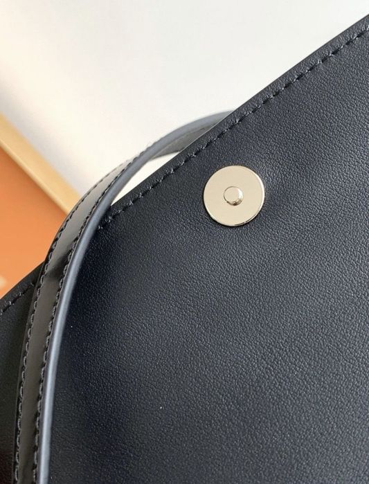 Prada Cleo чанта черна