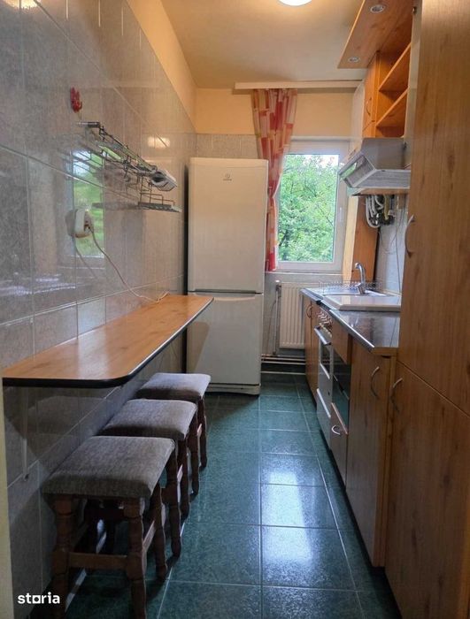 Apartament cu 2 camere decomandate, etaj intermediar