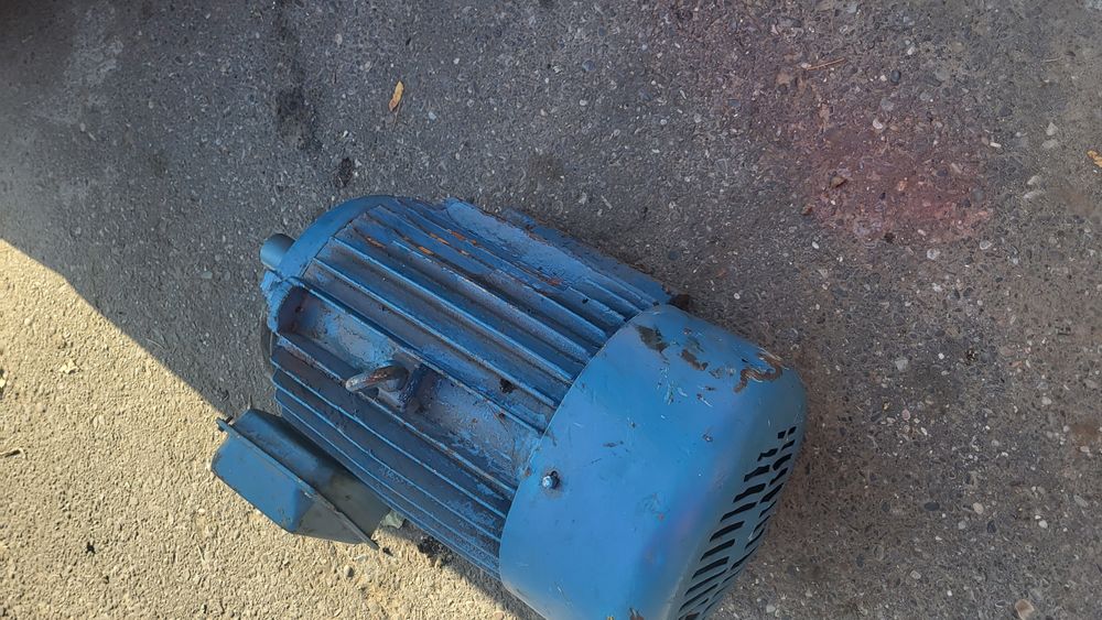 Vînd motor electric 380v are între 18 si 22 kw 1500rm