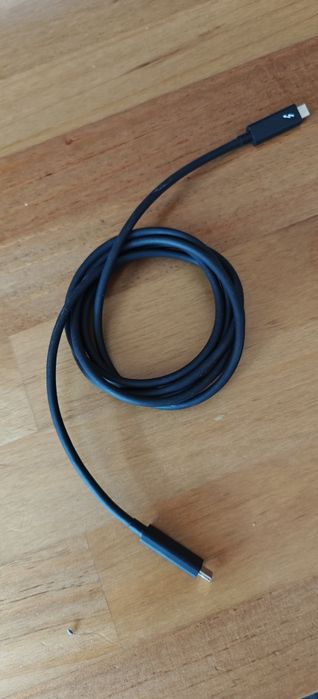 Thunderbolt 4 cablu aproape nou