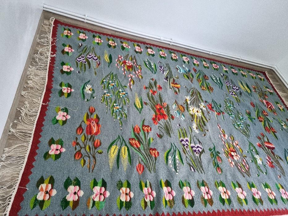 Vând covor Oltenesc.Tesut in razboi .Dinensiunec3m/2m