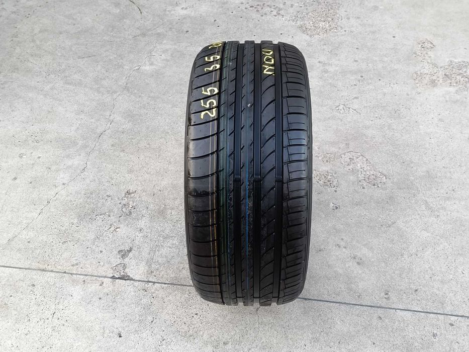 O anvelopa noua de vara 255 35 20 dunlop