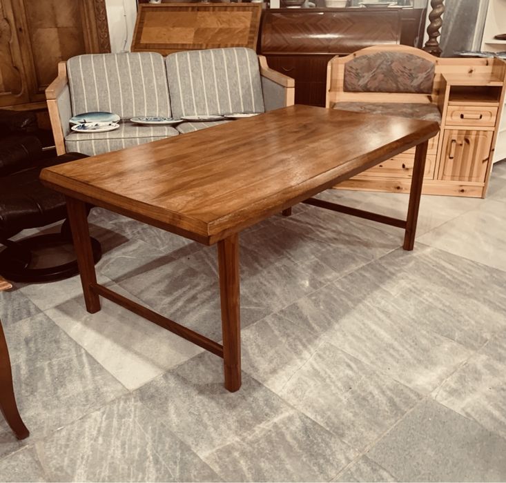 Шведска маса – скандинавски стил, масив + орехов фурнир