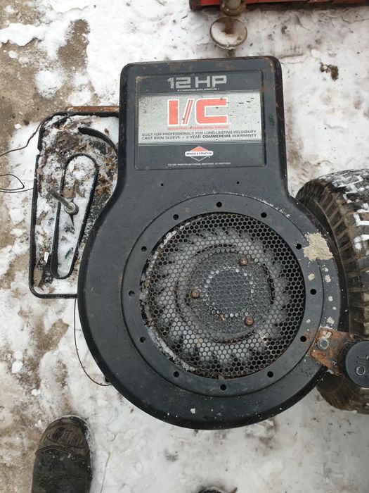 Tractoras de tuns iarba gazon