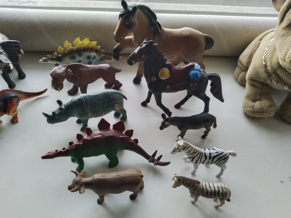 Игрушки пластиковые лотом.