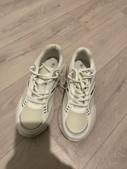 Ботинки и кросовки, новые, теплые.