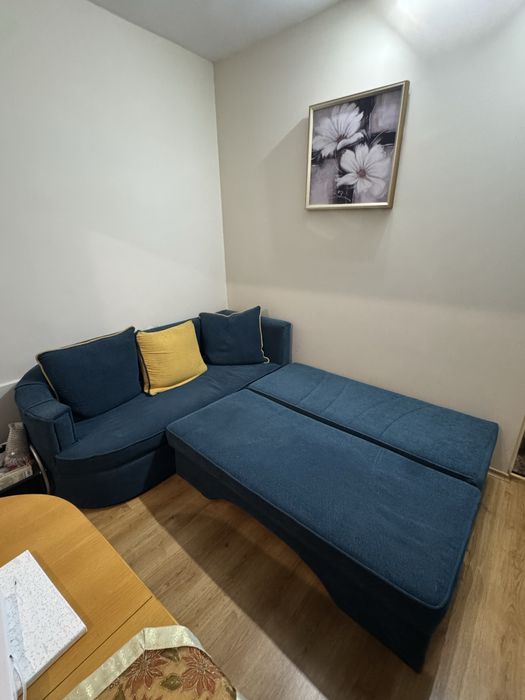 Ъглов разтегателен диван 230см на 190см с три табуретки