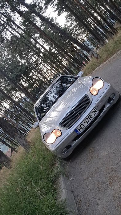 Vând Mercedes C200