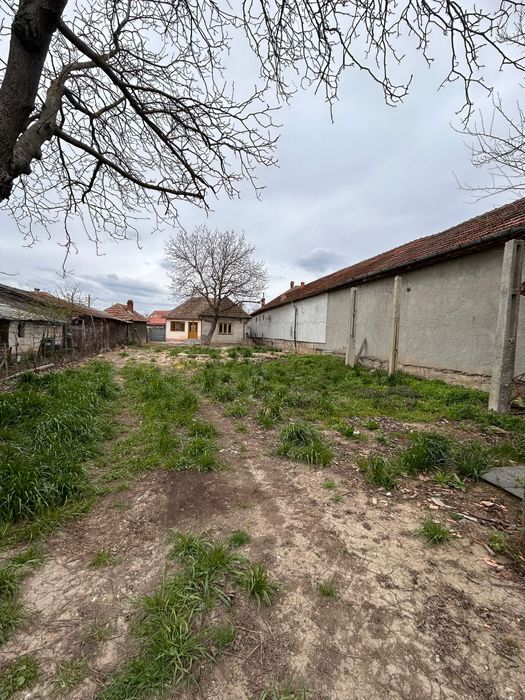 Vând casă  cu 4 camere