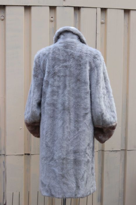 CONFORTABILITATE SI STIL ! Elegant mantou din blana .