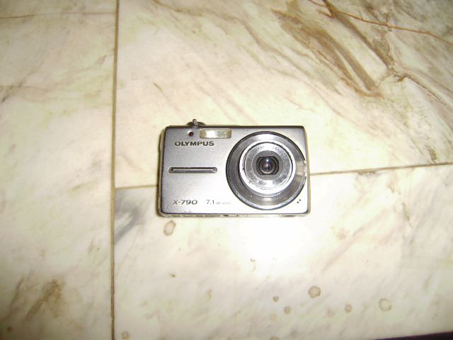 Продавам фото апарат ОЛИМПУС X-790 не работи за 10.00