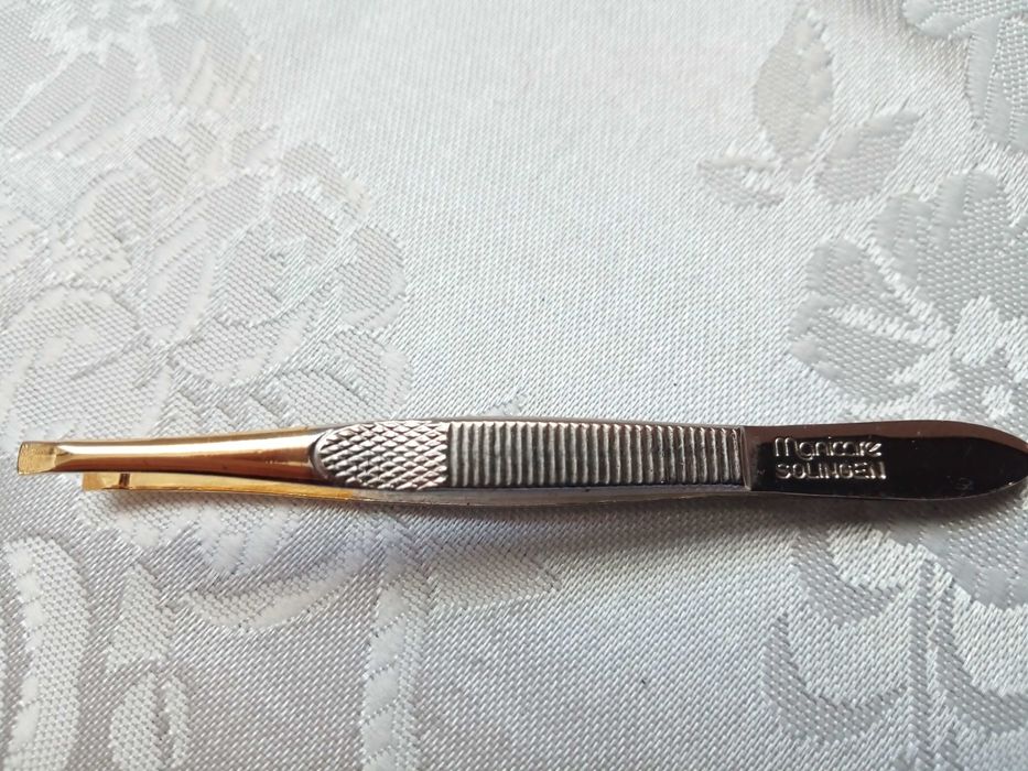 Penseta Monicare Solingen cu varf tesit , placat cu aur .