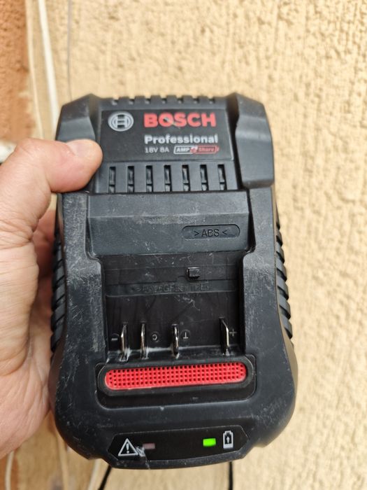 Încărcător Bosch Profesional 18V 8A AMP/Share, model 2024