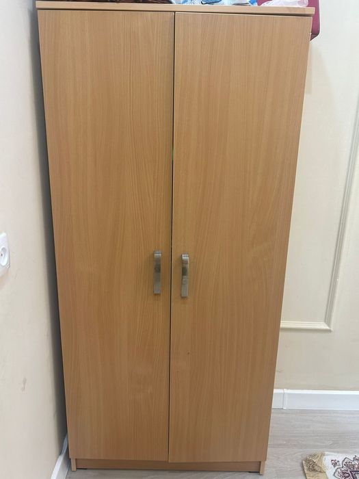 Диван, шкаф, кілем, унитаз, люстра сатылады