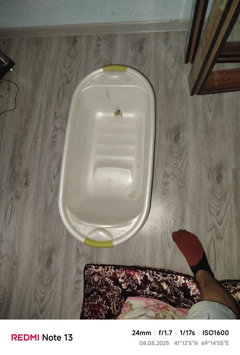 Продам кресло мягкое и 3 табуретки и стол стеклянный .за все 300000.