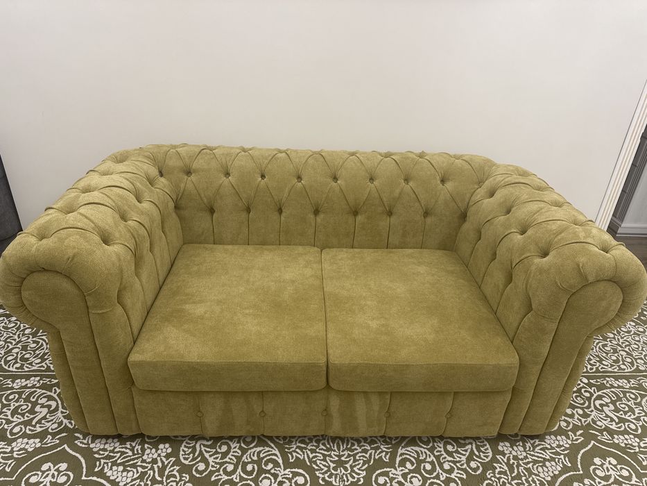 Диван горчично-желтого цвета