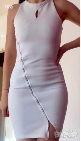 Къса бяла рокля с цип – модерна и секси визия