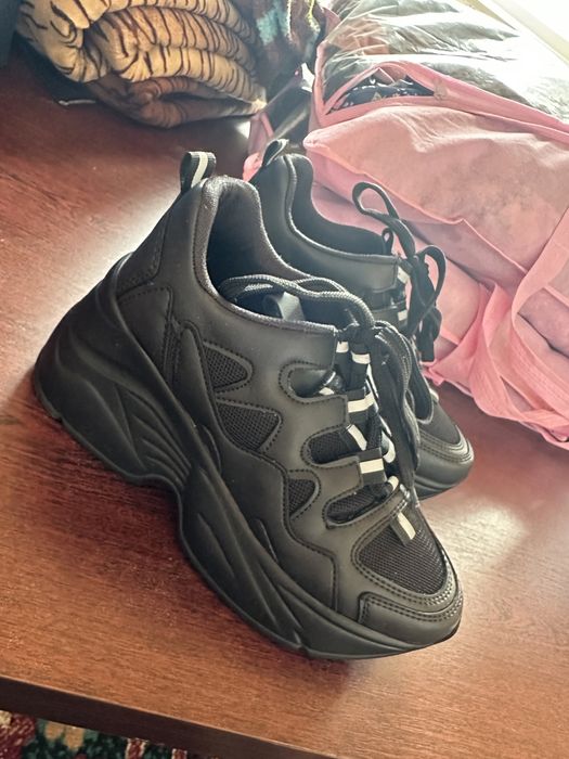 Кроссовки с высокой подошвой