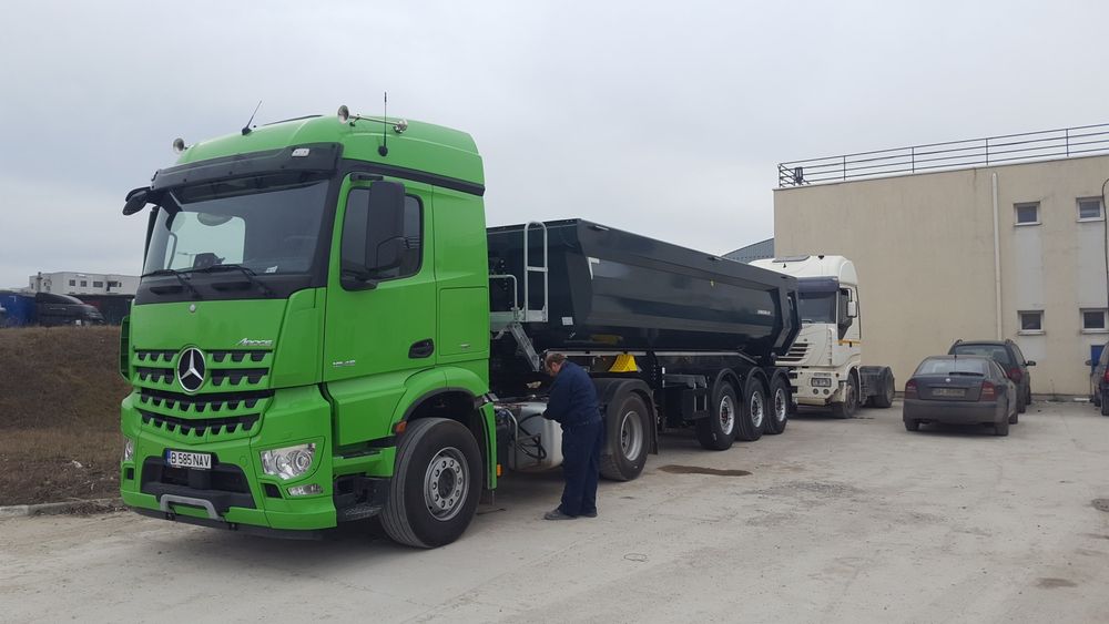 1 Captractoare și 3 semiremorci