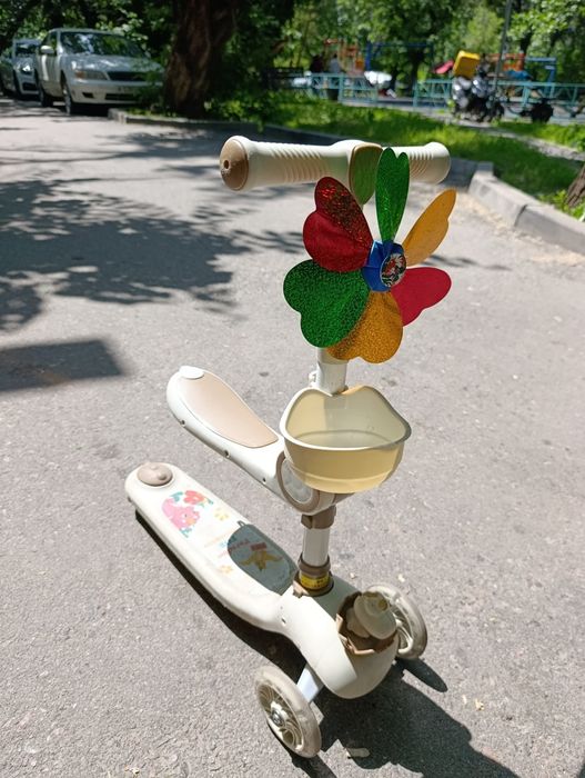 Продам детский самокат с сидушкой