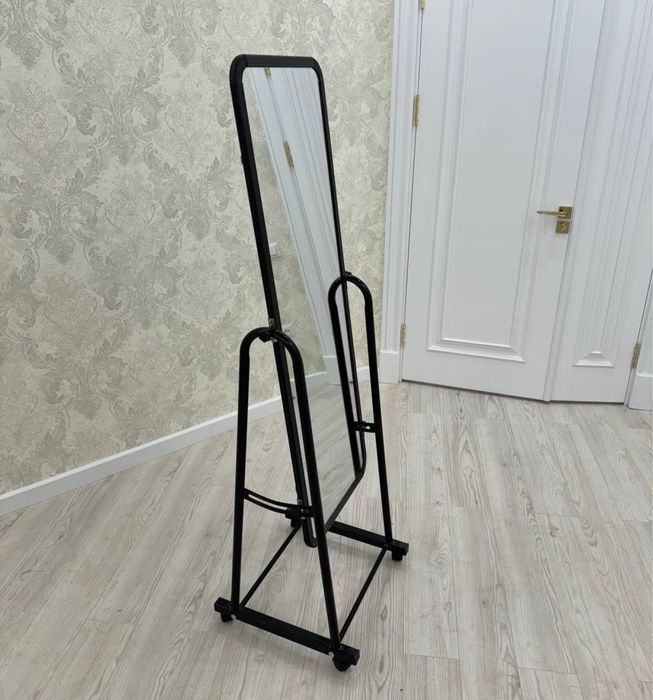 Стоящее зеркало с ножкой oyna