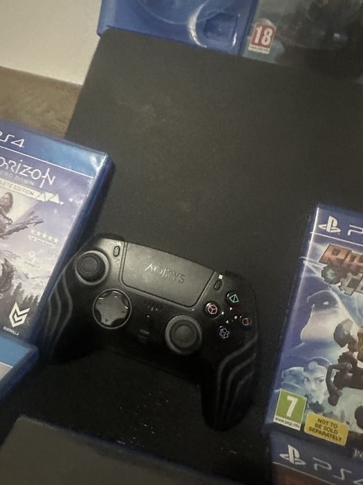 Vând ps4 slim-1300 lei si 7 jocuri 700 lei(100 lei/joc)