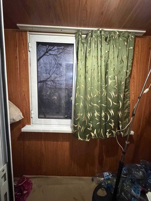 1 хонали катта йулнинг буйида жойлашган