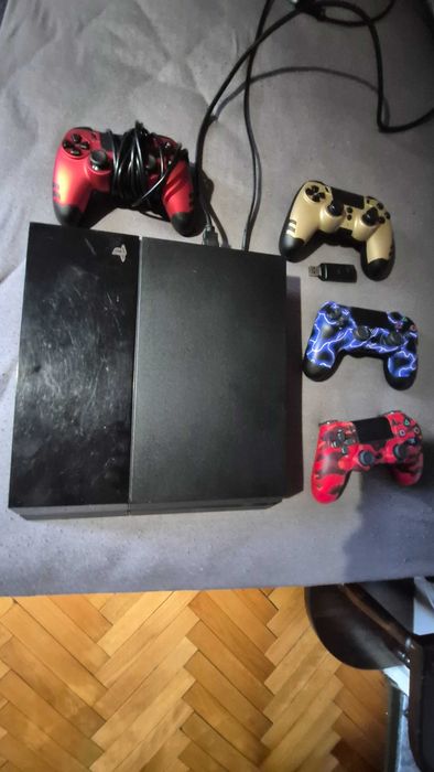 PS 4 Slim s 4 joistika