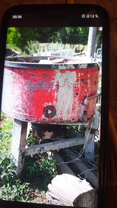 Бетона мешалка и тачка