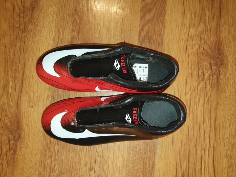 Ghete de fotbal cu crampoane