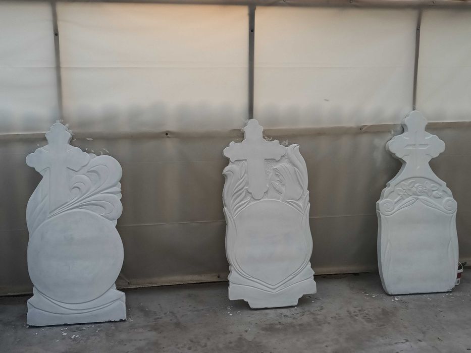 Monumente funerare