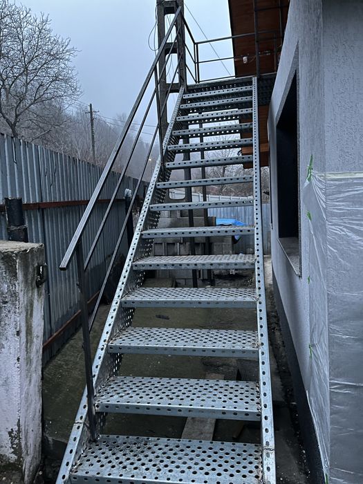 Scări metalice zincate