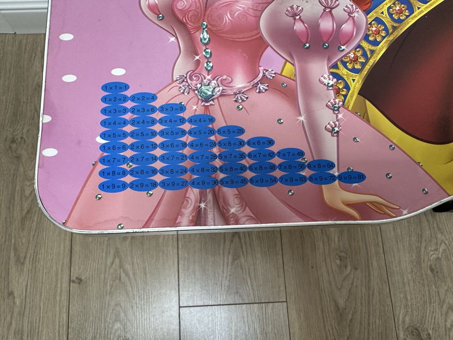 детский столик.