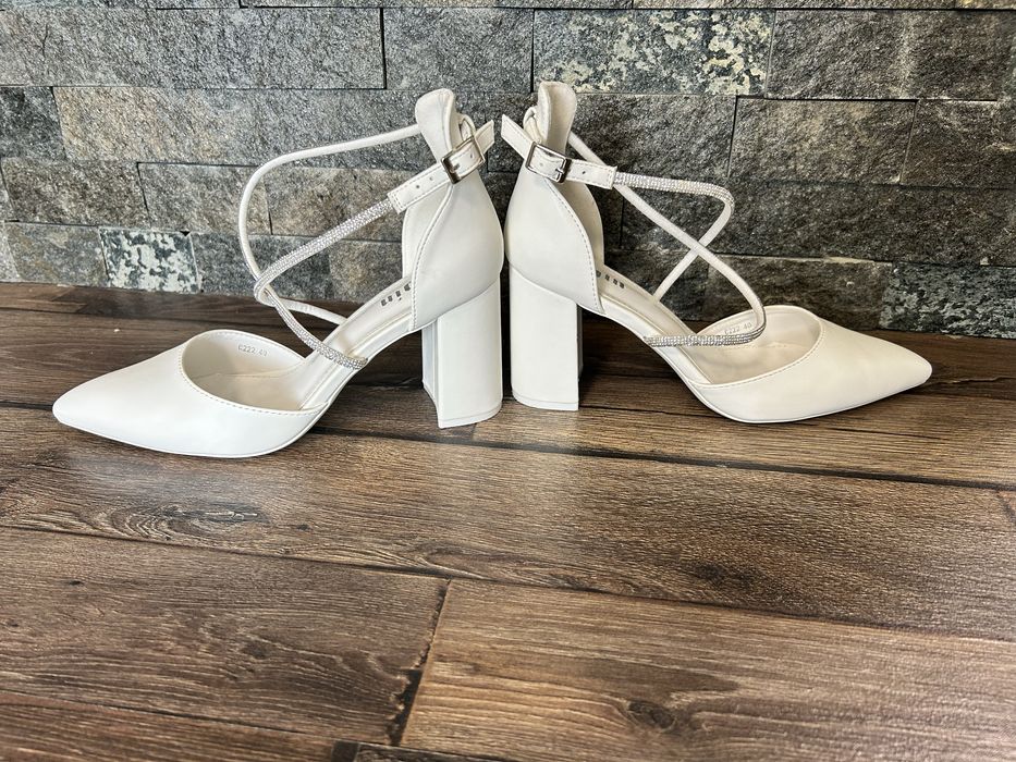 Бели токчета размер 40