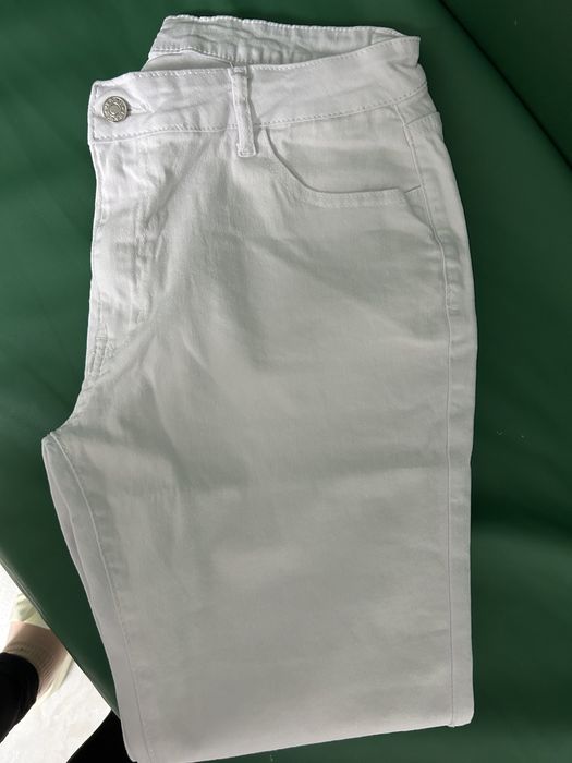 Продам джинсы белого цвета