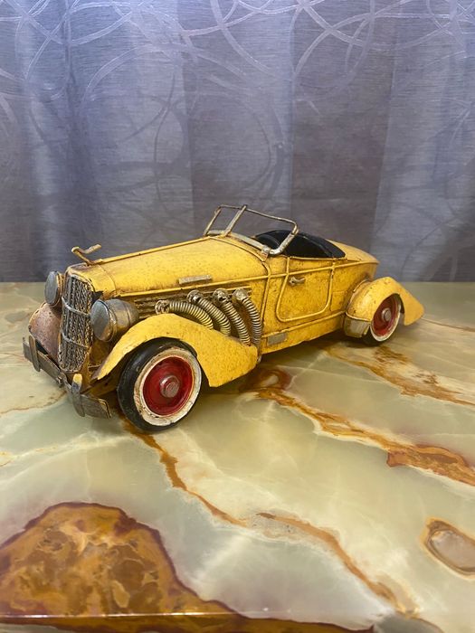 Метален ретро автомобил