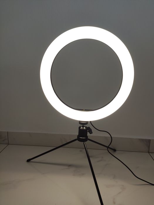 Продавам LED ринг лампа със статиф