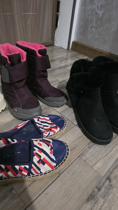 Papuci marimea 38/toti 150 lei