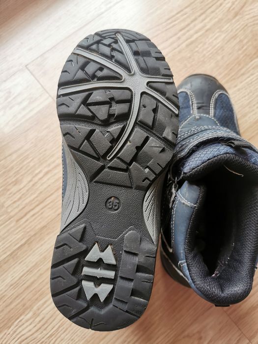 Ghetute baietei marimea 35.