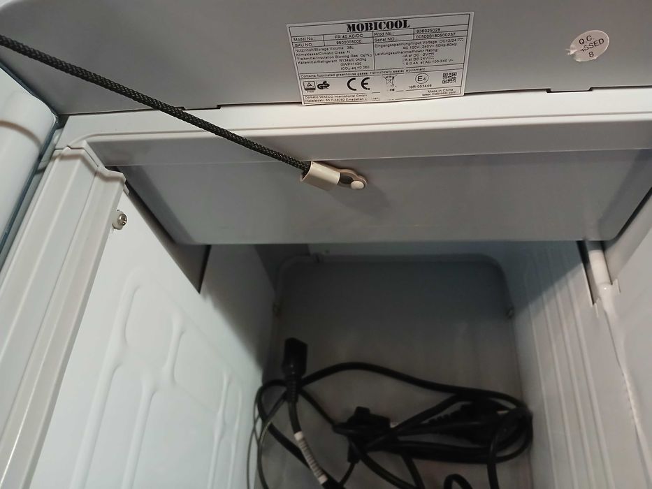 Хладилник с компресор за кола Mobicool 38l