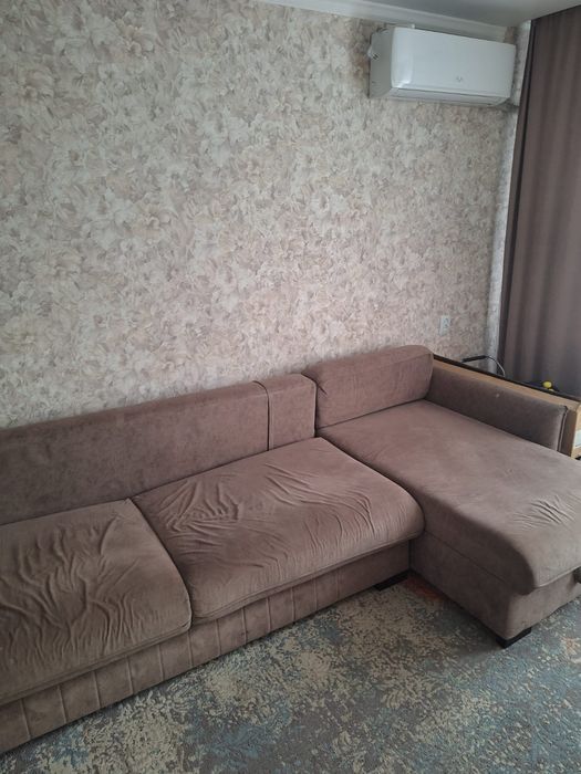 угловой диван коричневый