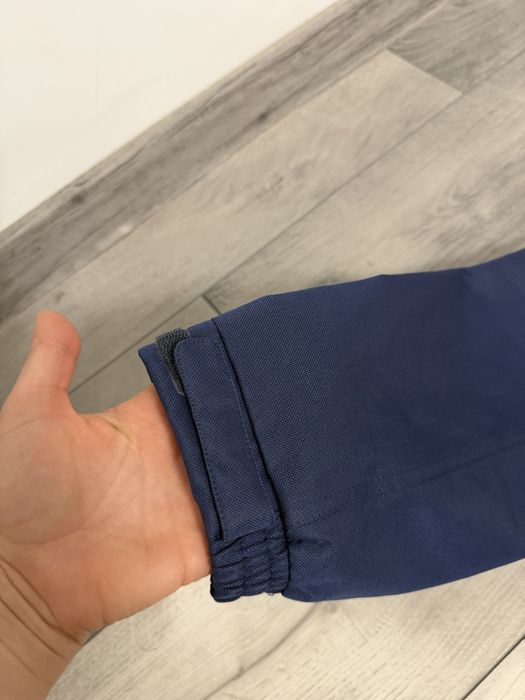 Vând jachetă Wind ,rezistentă la vânt și complet impermeabilă.
